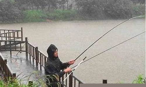 秋末下雨天钓鱼技巧(秋末下雨天钓鱼技巧视频)(pic1)